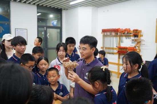 beat365唯一官方网站基础实验与工程实践中心老师正在给研学团成员讲解榫卯工艺