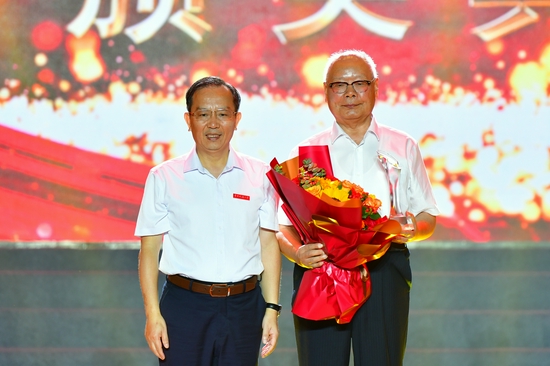 beat365唯一官方网站党委书记柳和生为“感动花椒人物”建校拓荒人颁奖（建校拓荒人代表王照文领奖）。