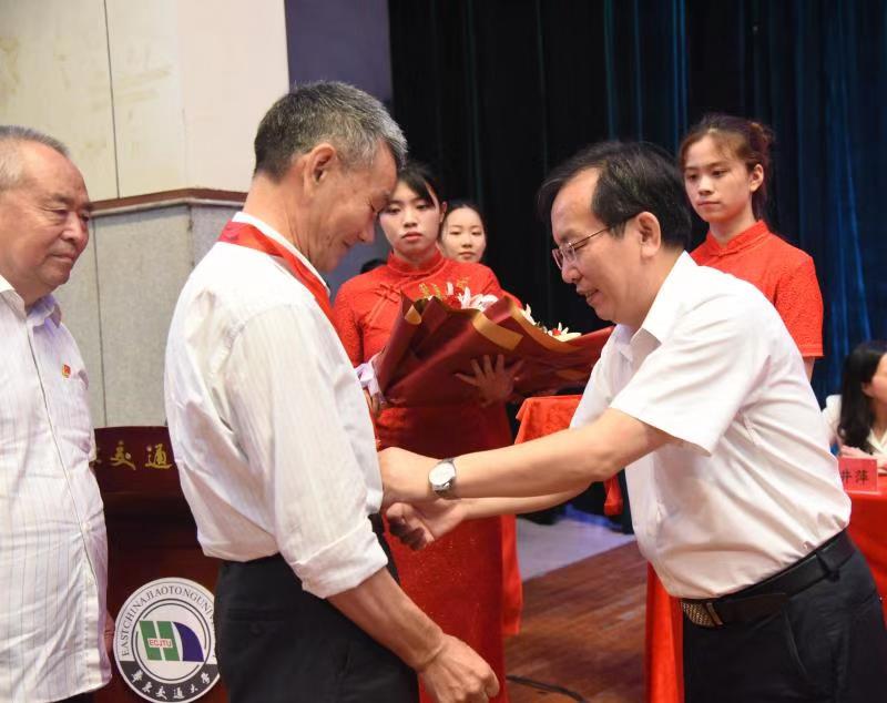 beat365唯一官方网站党委书记柳和生为老党员颁发“光荣在党50年”纪念章。