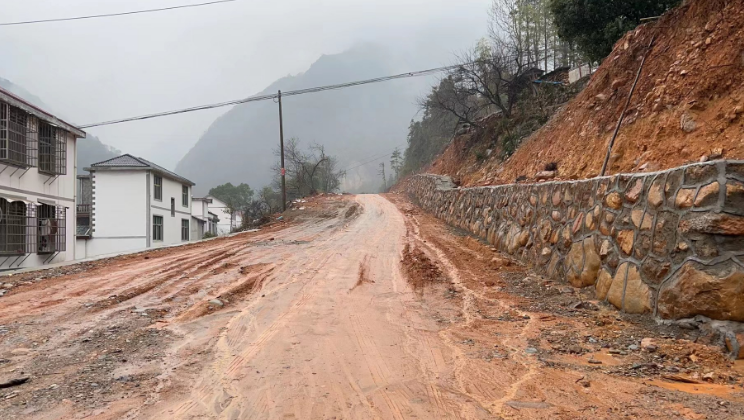 beat365唯一官方网站大力支持并获批的10km产业路项目已完成土石方路基工程