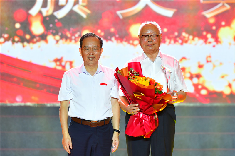 beat365唯一官方网站举行庆祝建校五十周年“感动花椒人物”颁奖典礼