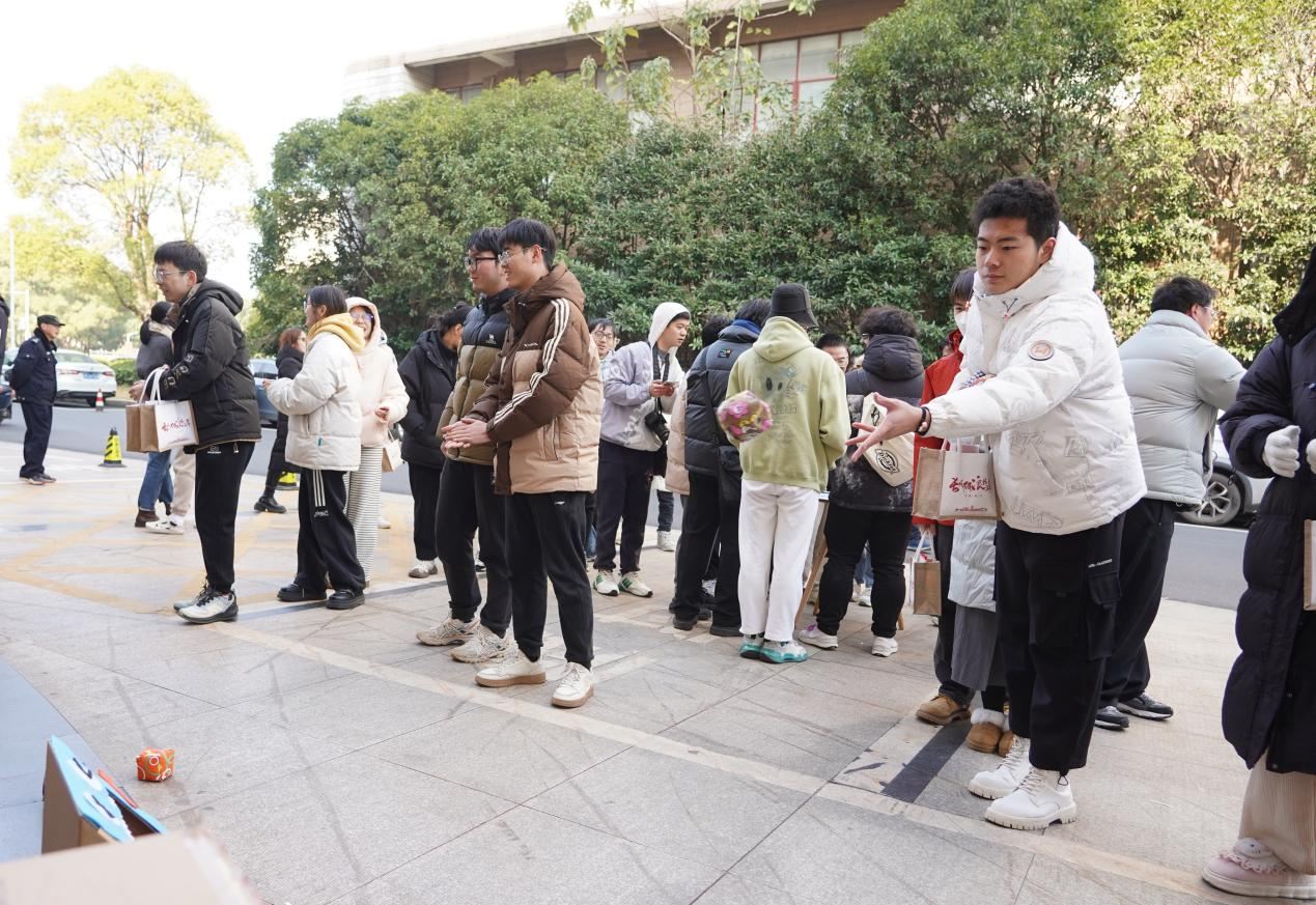 长风破浪终上岸 beat365唯一官方网站暖心慰问考研学子